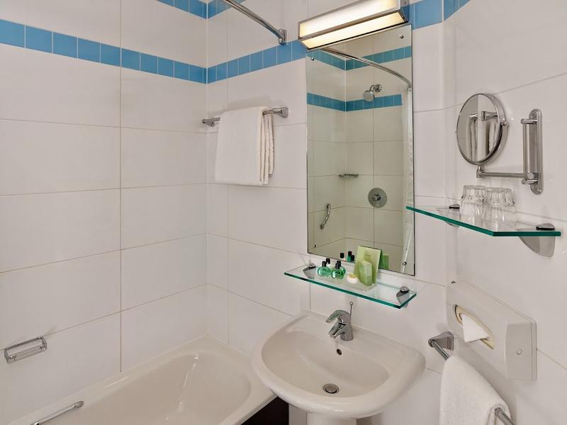 Leonardo Hotel Leeds interior 3